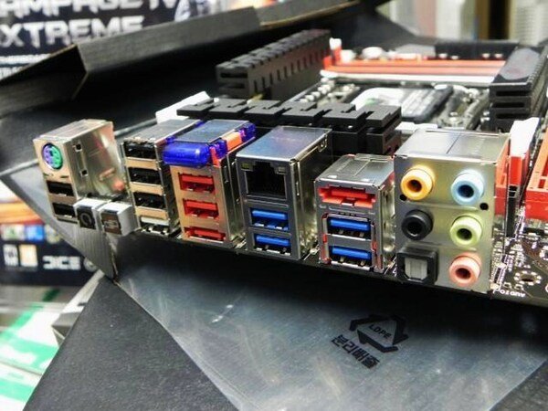 ASCII.jp：ASUS製マザー「Rampage IV Extreme」が発売開始！