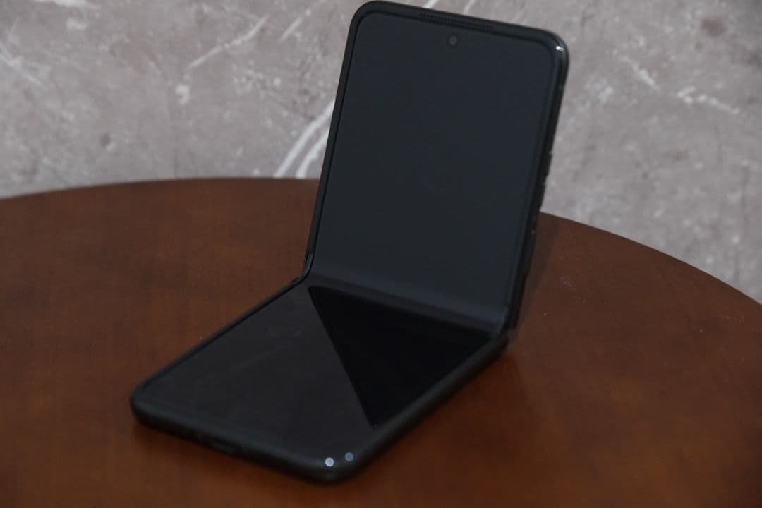 【おまけ付き】Motorola razr50 SIMフリー版