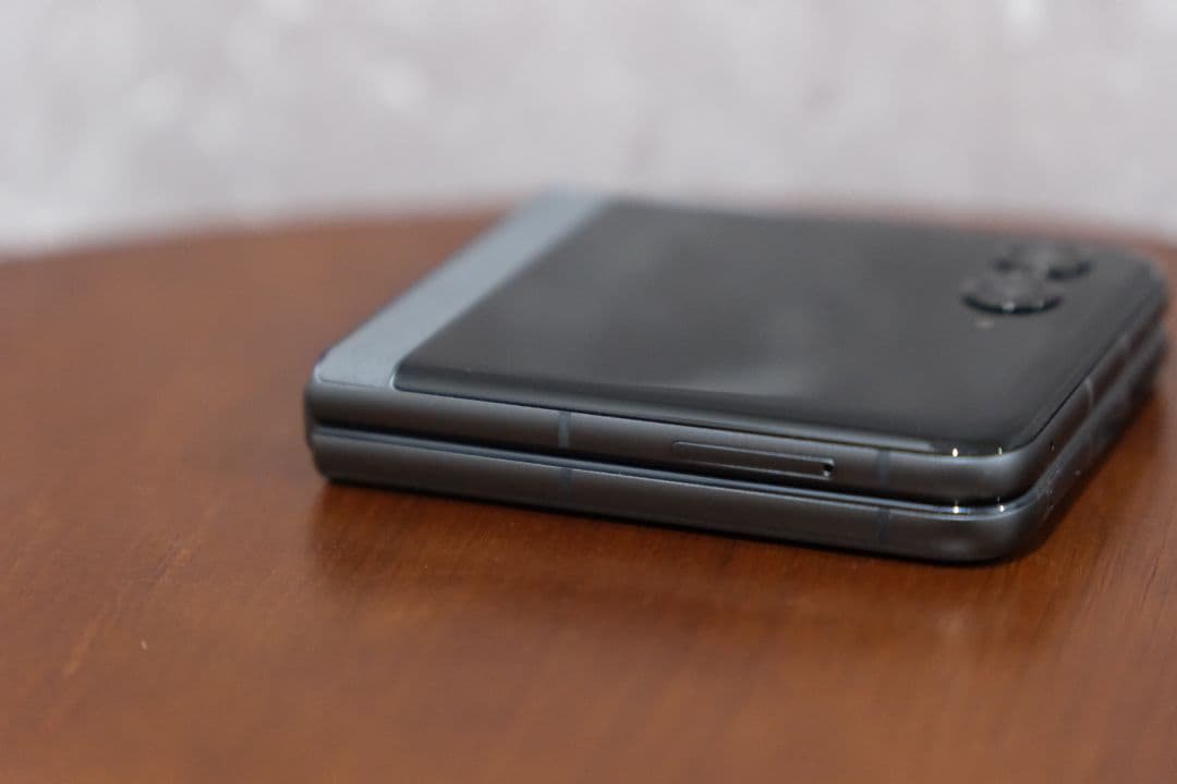 【おまけ付き】Motorola razr50 SIMフリー版